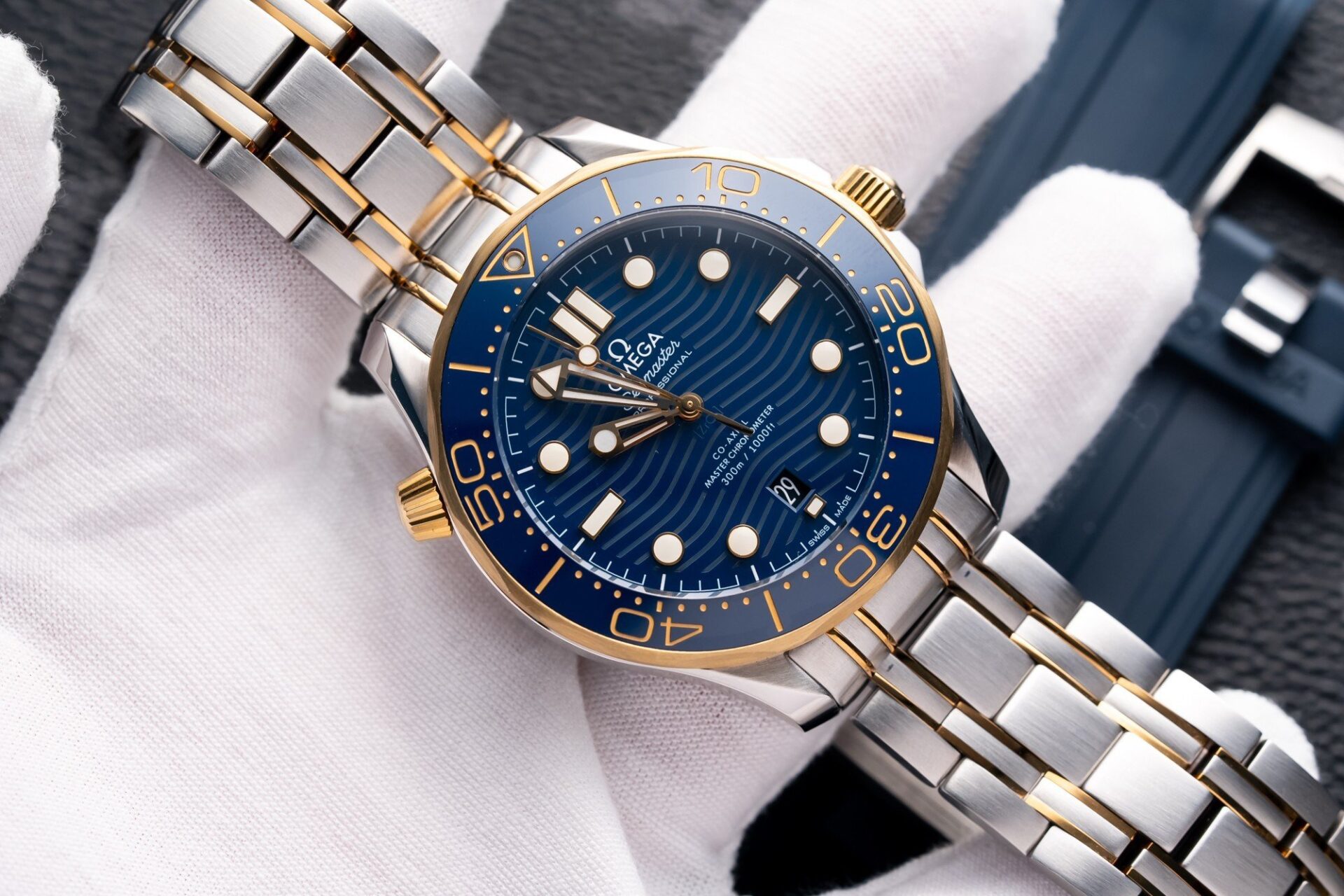 Omega Replica Watch Seamaster Demi Gold Black Dial VS Factory Demi Gold 42mm
