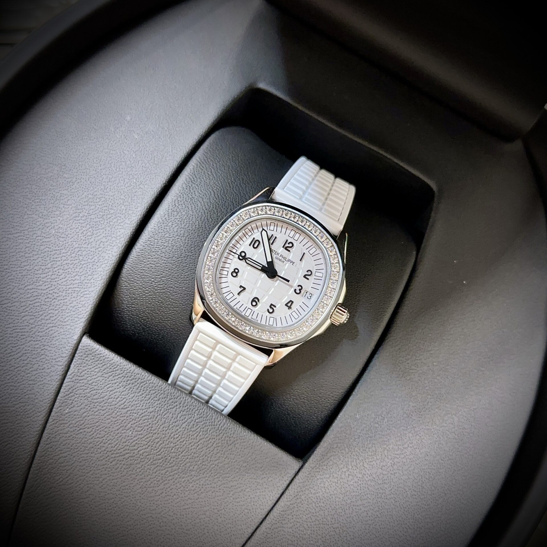 Patek Philippe Clone Watch Nautilus 5719 Full Diamonds Baguette 40mm