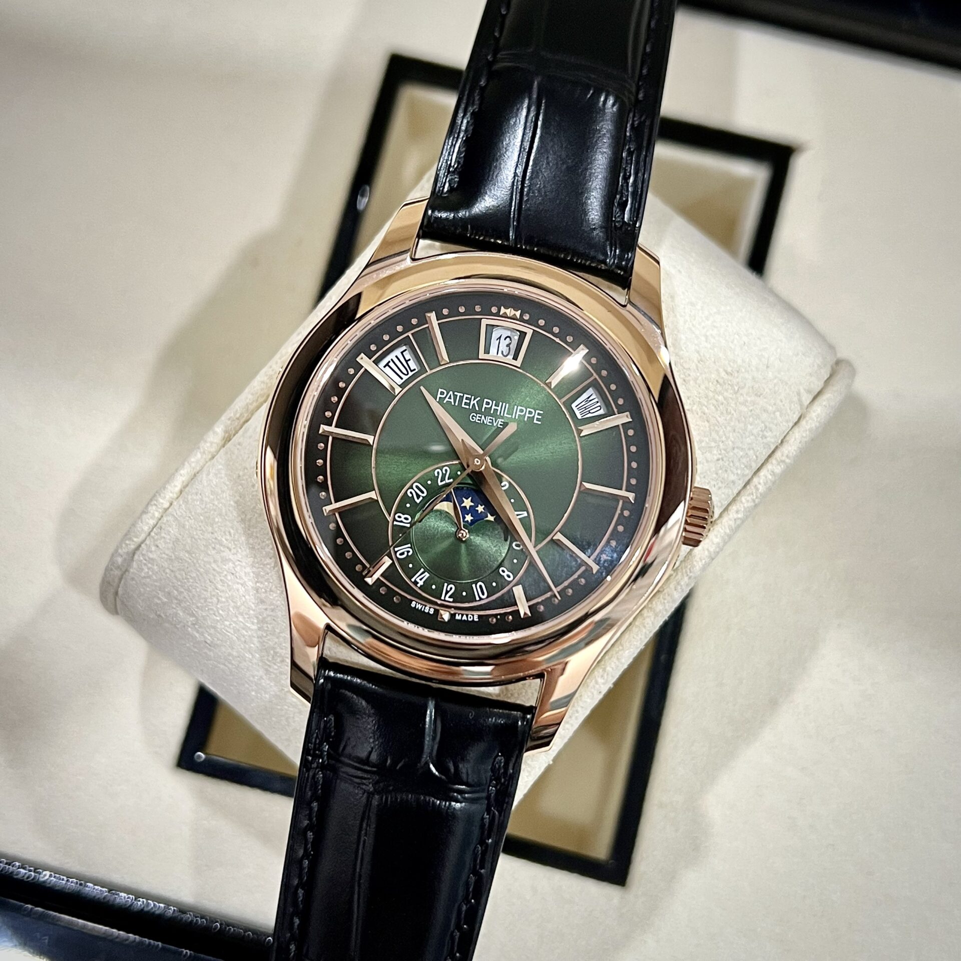 Patek Philippe Replica Watch Aquanaut 5067 Dial Brown Custom Diamonds Moissanite 35.6mm