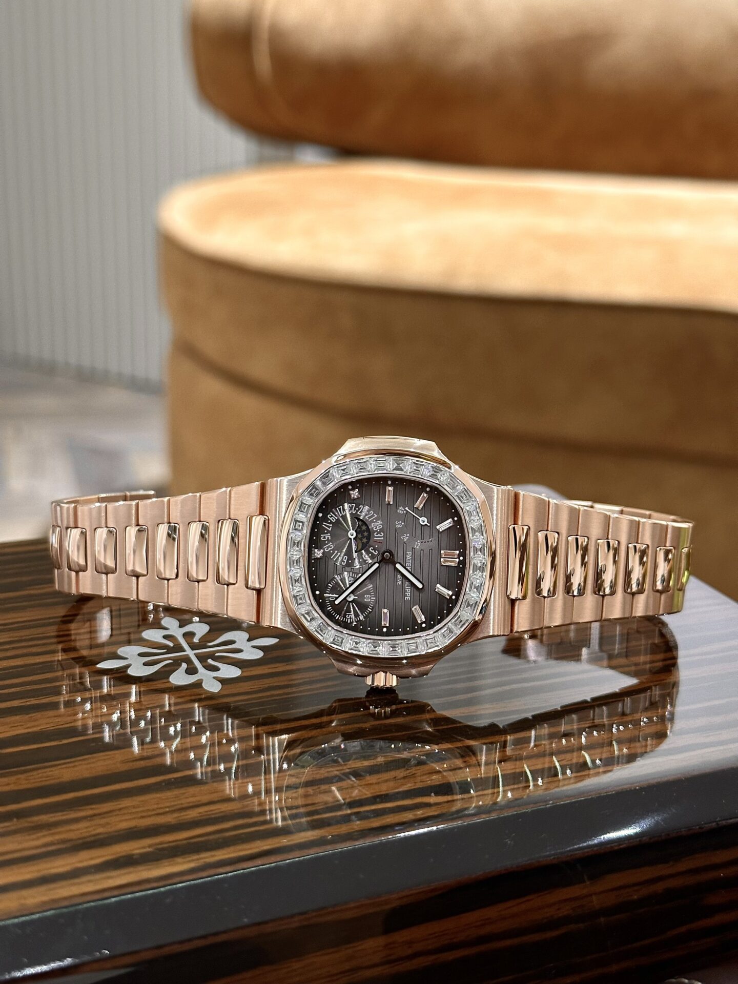 Patek Philippe Replica Watch Nautilus 5724R Gold Wrapped GR Factory 40mm