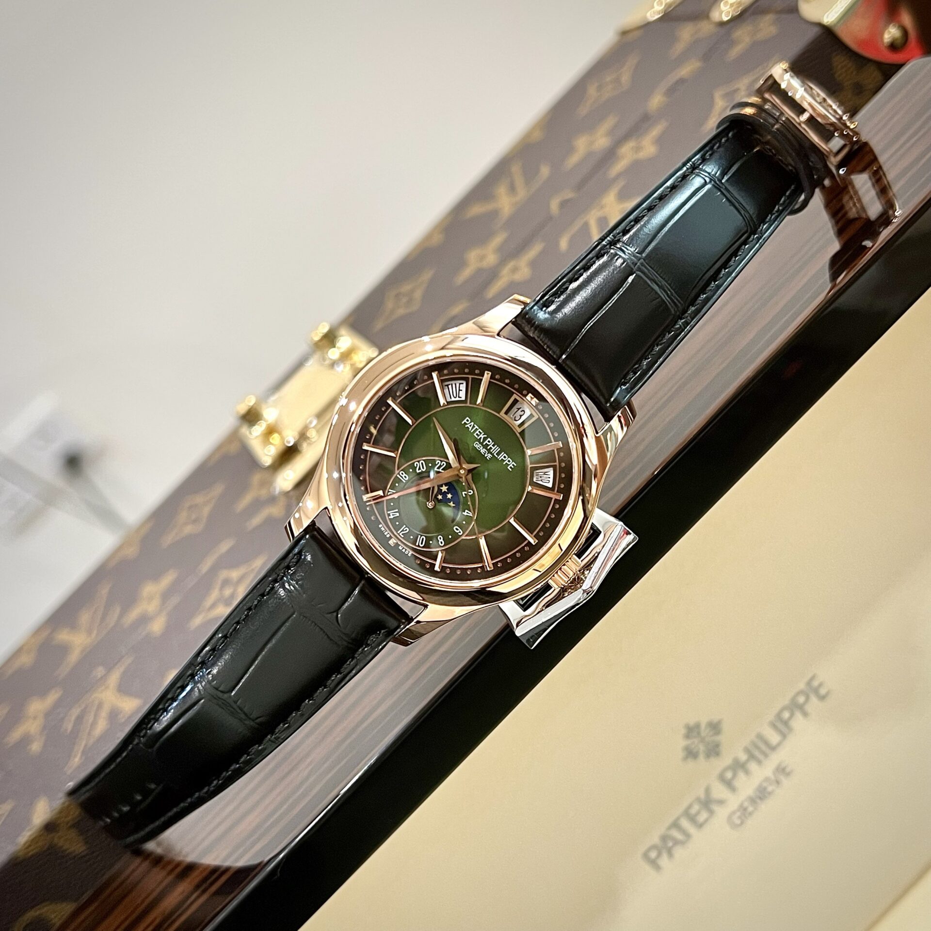 replica Patek Philippe Replica Watch Aquanaut 5067 Dial Brown Custom Diamonds Moissanite 35.6mm WATCHES 1 