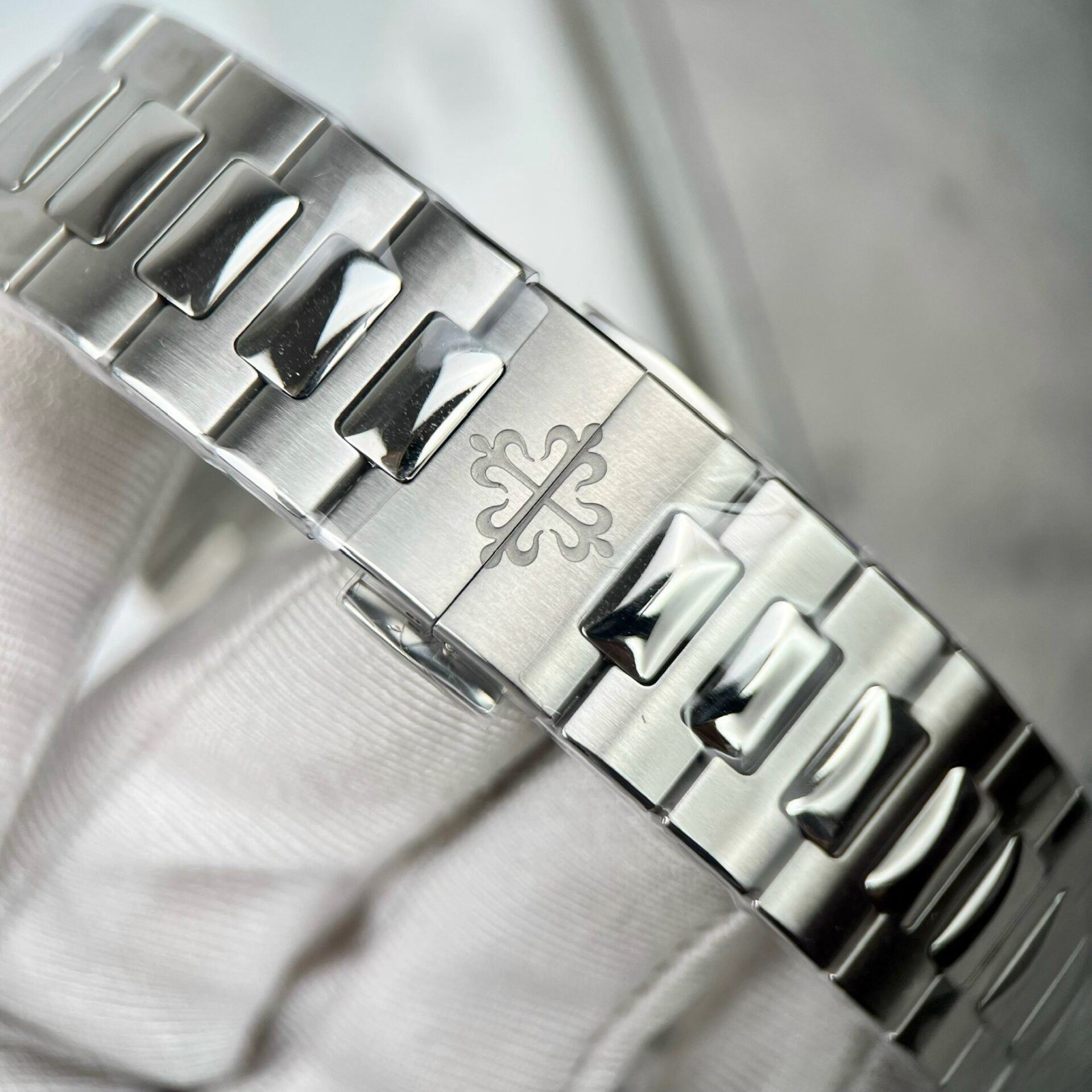 replica Patek Philippe Clone Watch Nautilus 5719 Full Diamonds Baguette 40mm WATCHES 7 